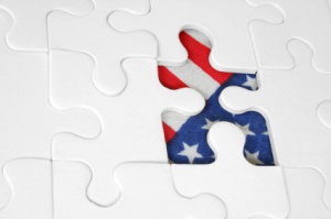 Weißes Puzzle, in dem ein Puzzleteil fehlt, die Lücke zeigt die amerikanische Flagge
